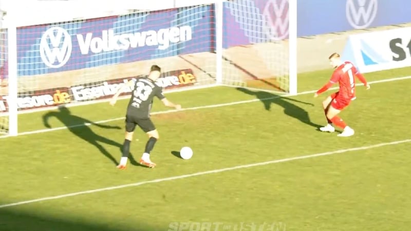 Slapstick in 4. Liga - Stürmer trifft aus zwei Metern leeres Tor nicht