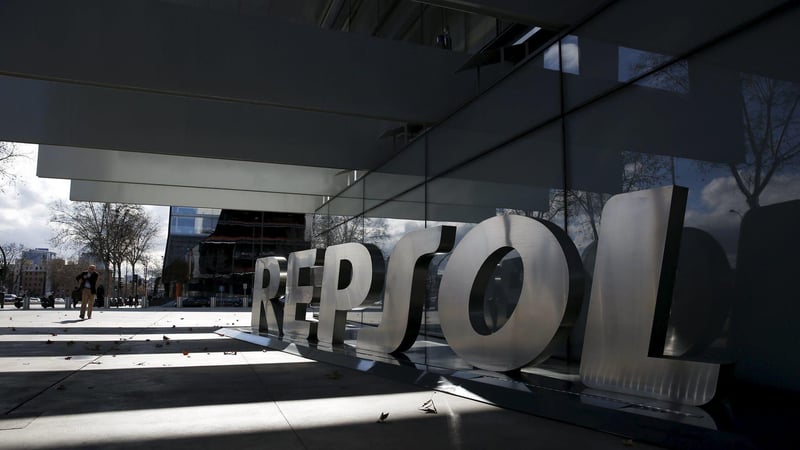 Repsol tantea la zona clave de los 15,55 euros y acusa la caída del precio del crudo