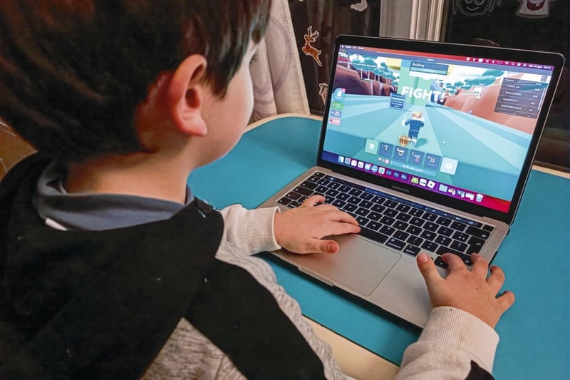 Économie parallèle, chasse aux migrants, repère de pédocriminels… la face cachée de Roblox, le jeu vidéo en ligne le plus prisé des enfants