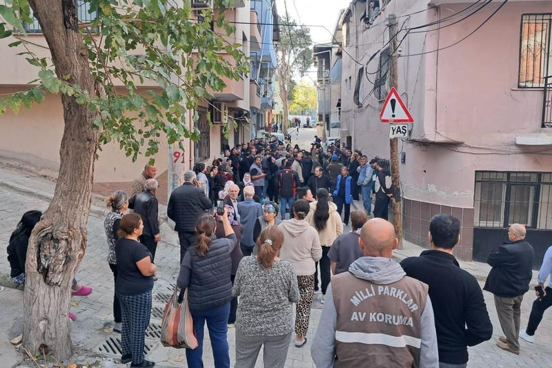 Tünel çalışması sonrası evler zarar gördü: Habersiz yıkıma mahalleli tepki gösterdi, yıkım durdu